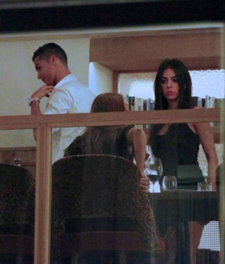 Las últimas fotografías de Cristiano con su novia ¡se la come a besos!