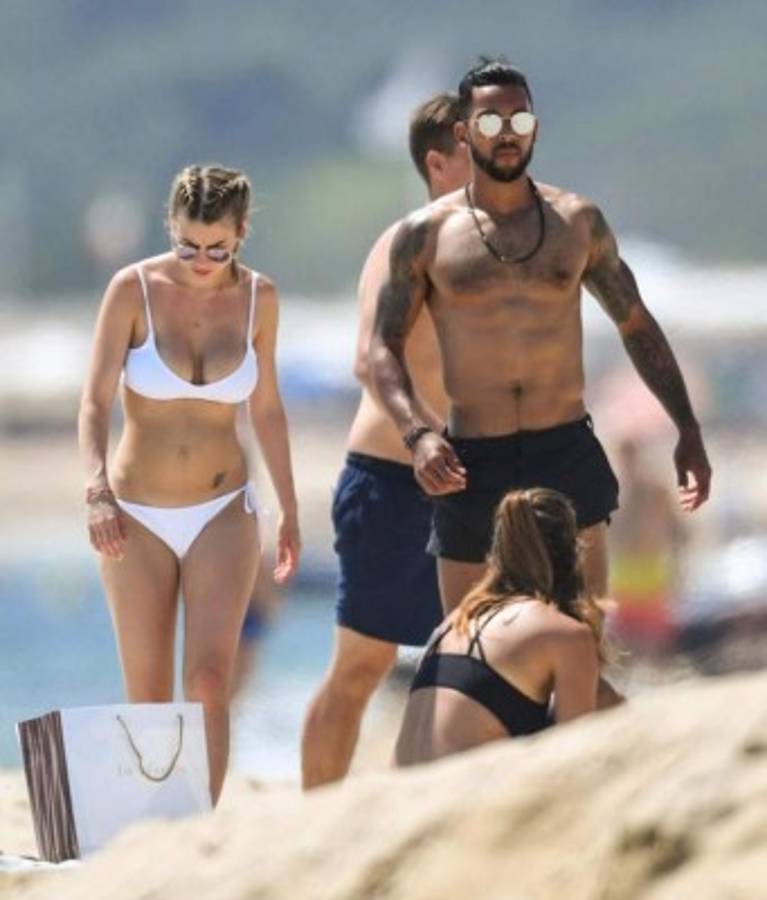 Los cracks del fútbol vacacionan y uno 'engaña' a su mujer en pleno vuelo