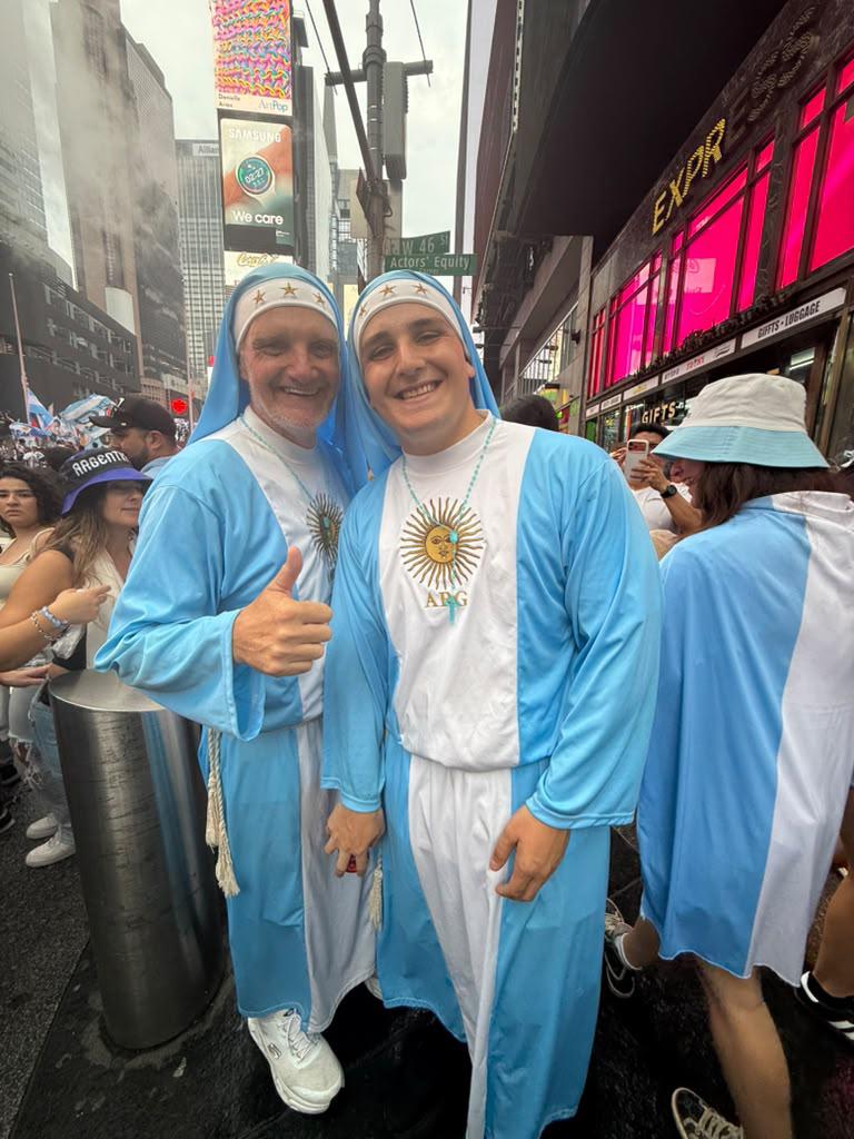 La bellas argentinas engalanan Times Square en el tremendo banderazo previo a la final