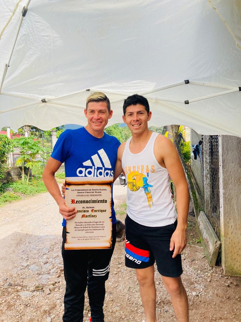 Con machete en mano y cultivando piña: Así es la vida fuera de las canchas de Francisco Martínez y su hermano árbitro