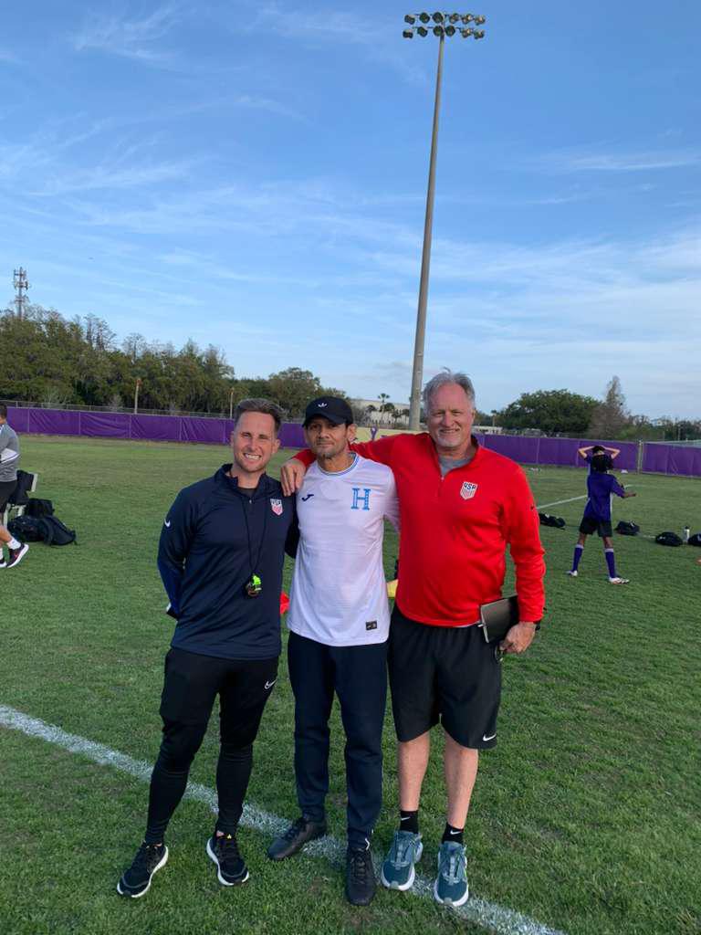 Flaco Pineda durante su proceso para obtener la licencia como técnico en EUA.