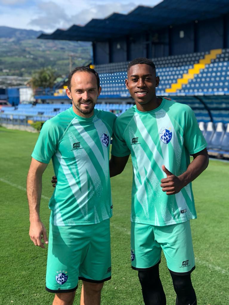 El hondureño hizo amistades en el Cartaginés, entre ellas, con el histórico tico Marco Ureña.