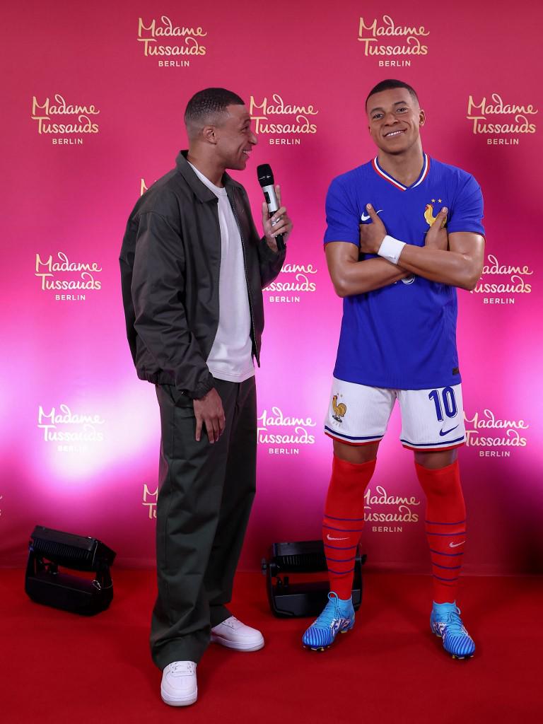 ¡No lo podía creer! La viral reacción de Mbappé tras ver su figura de cera en París: “Es más Kylian que yo”