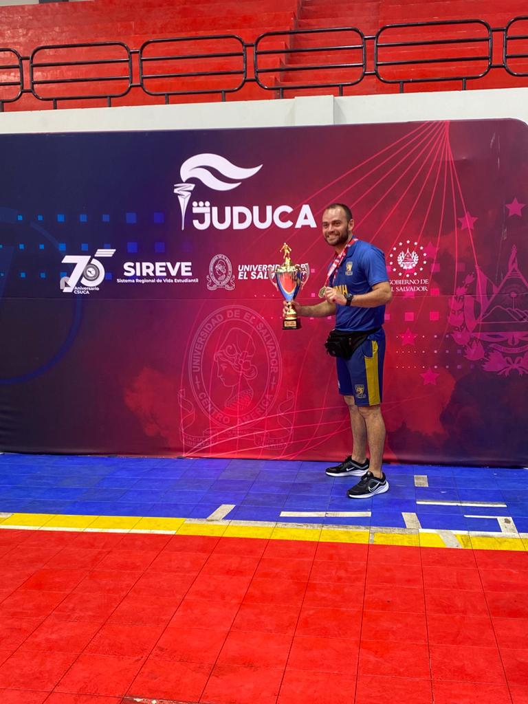 Pagó con su dinero el boleto de avión, pero dejó la concentración por falta de apoyo: el 'loco' que hizo historia con la Selección Femenina de Futsal