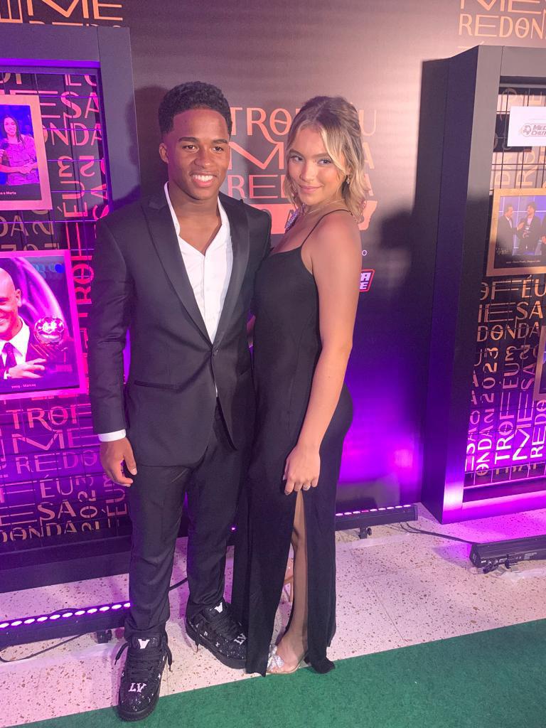 Real Madrid lo fichó para el 2024: el delantero llegará acompañado con esta preciosa modelo