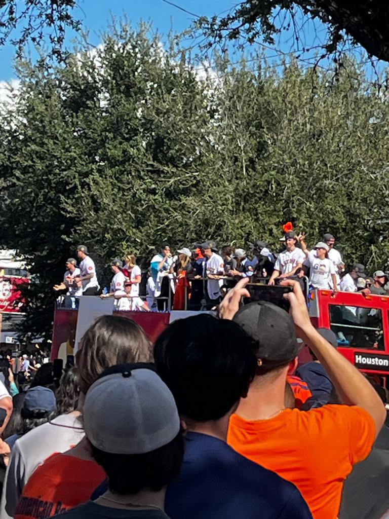 Tremenda humildad: Mauricio Dubón saluda a hondureños en pleno desfile de celebración de la Serie Mundial