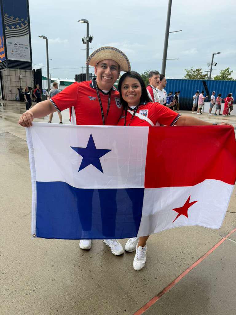 ¡Chucha madre!: afición de Panamá desafía a la lluvia en el duelo ante Inglaterra