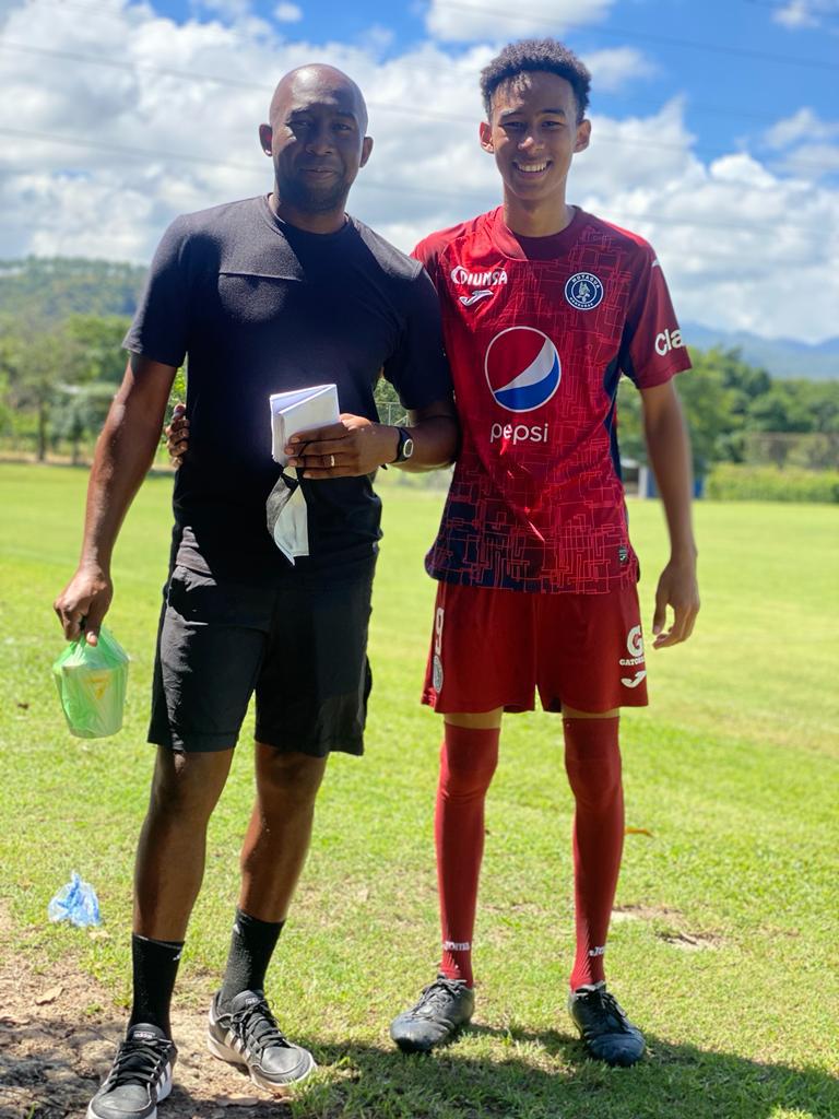 Jerry Palacios es un padre orgulloso. Ahora le toca apoyar a su hijo Michael, quién espera brillar en Motagua. Actualmente está jugando en las reservas de Motagua y suma un gol. Lo anotó ante Olimpia.
