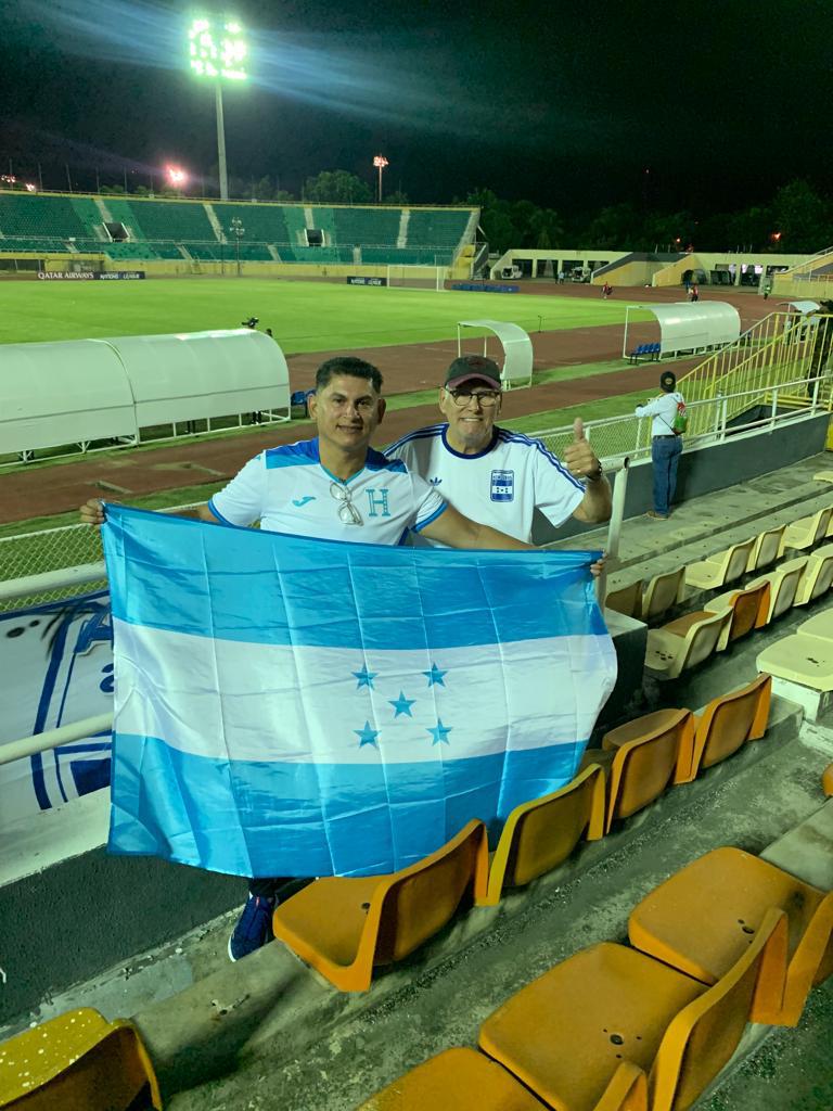 ¡Presencia catracha! Las imágenes del ambiente en el estadio Olímpico Félix Sánchez para el duelo entre Cuba y Honduras