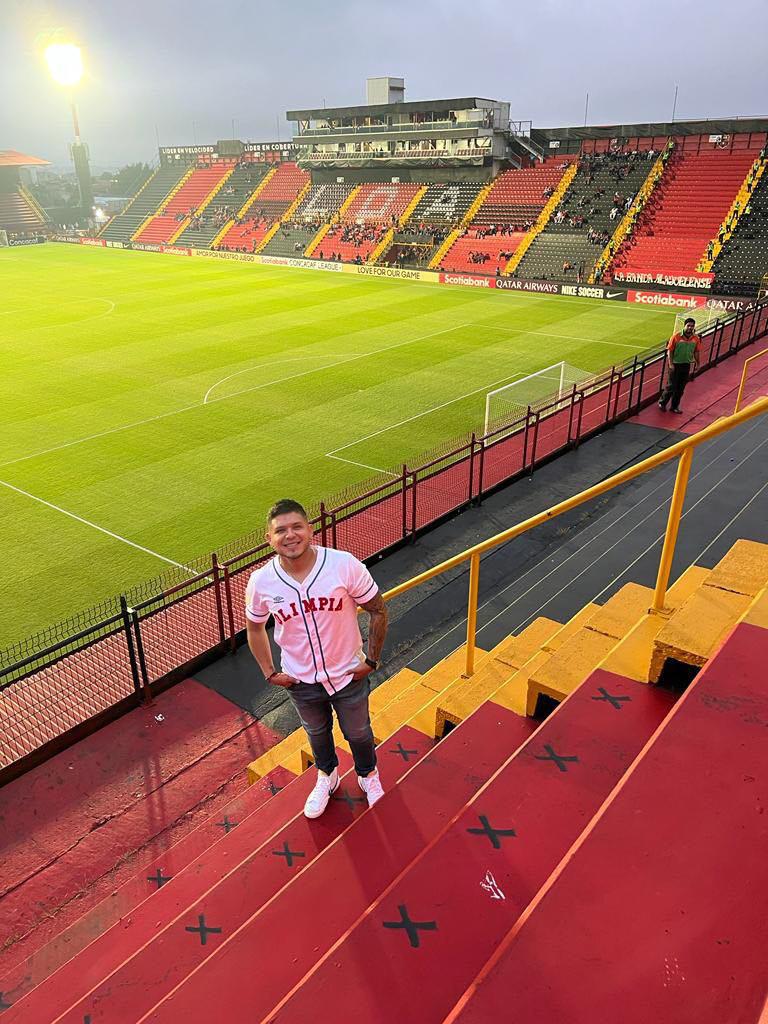 Iván Cabrera, aficionado hondureño que hizo el viaje desde Hardville, Sur Carolina, para ver a su Olimpia.