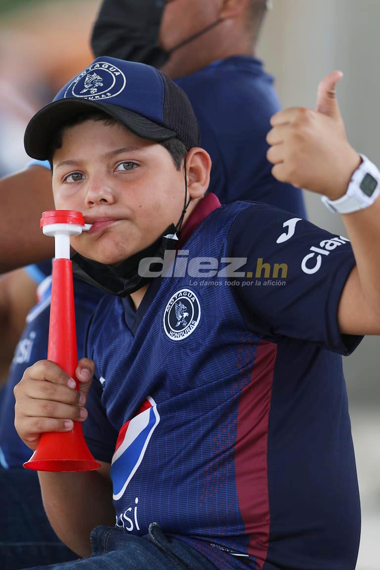 Pelea entre aficionados de Motagua, el saludo entre Vargas y Lavallén y la plática de jugadores de Olimpia y Real España