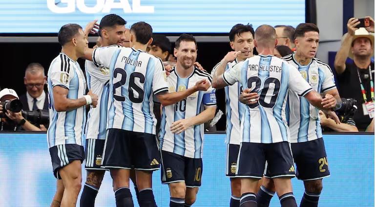 Duro golpe a CR7 y lo que sucede con Messi: la IA revela el campeón del Mundial 2026