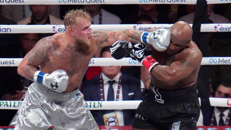 Así fue el triste regreso de Mike Tyson al boxeo: molido a golpes por Jake Paul y el gesto de su rival antes de terminar la pelea