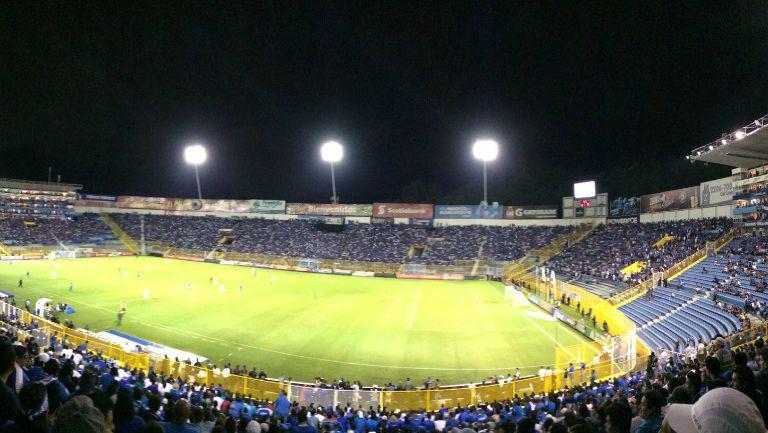 El estadio Cuscatlán de El Salvador tiene una capacidad para 45 mil espectadores.