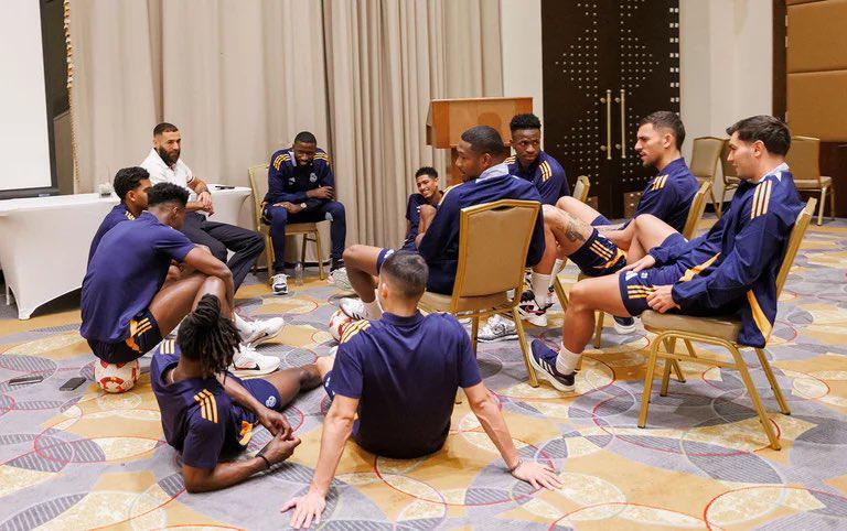 Este mensaje dejó sobre Mbappé: Benzema visitó al Real Madrid para animar su pase a la final de la Supercopa de España