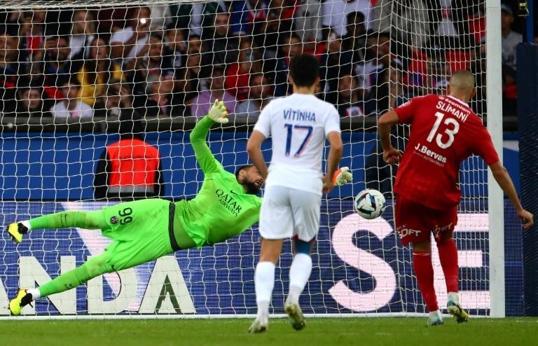 Donnarumma ataja penal en la victoria del PSG para volver al liderato... ¡y la cara de Keylor Navas en el banquillo!