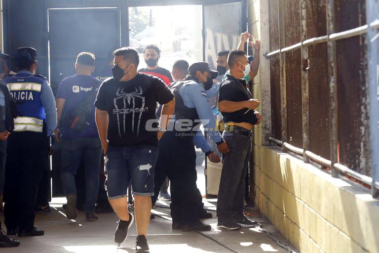 Pelea entre aficionados de Motagua, el saludo entre Vargas y Lavallén y la plática de jugadores de Olimpia y Real España