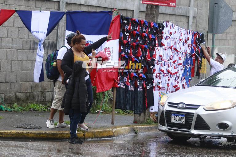 ¡Hermosas chicas y color! La Ceiba se viste de fiesta para el juego juego Vida vs. Olimpia