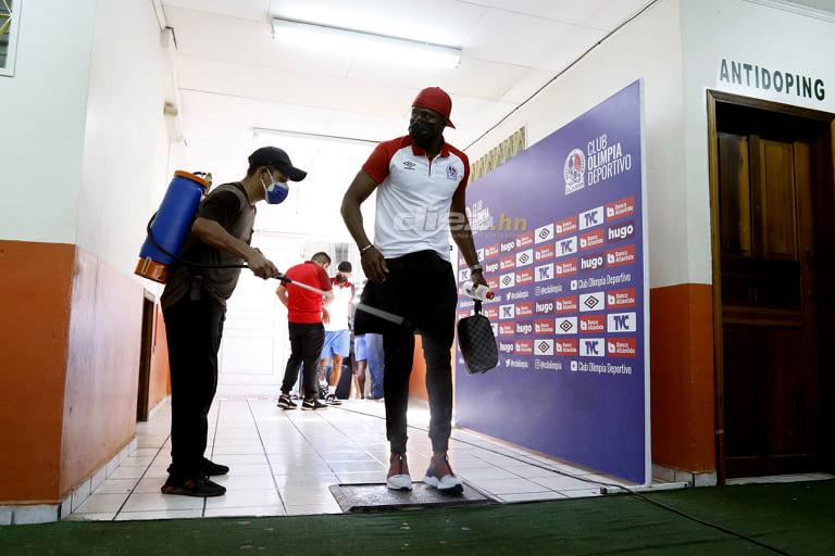 Pelea entre aficionados de Motagua, el saludo entre Vargas y Lavallén y la plática de jugadores de Olimpia y Real España