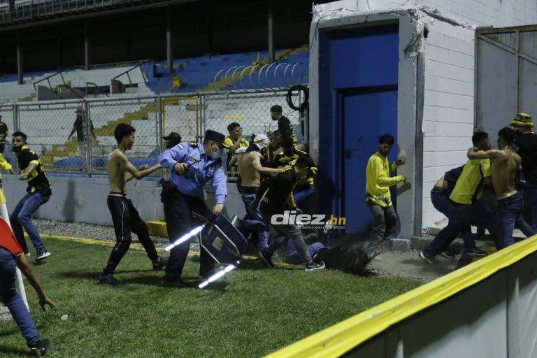 Salvajes: Dramáticas imágenes de aficionados de Real España atacando brutalmente a una mujer en el estadio Morazán
