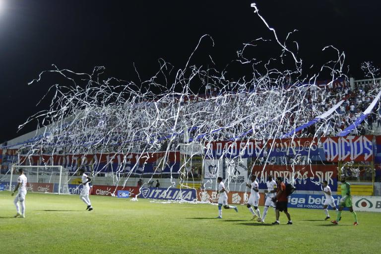 Las fotos más curiosas que dejó la jornada 5: chicas bellas, Héctor Vargas en el Morazán ¡y sub-20 de Victoria debuta sin jugar!