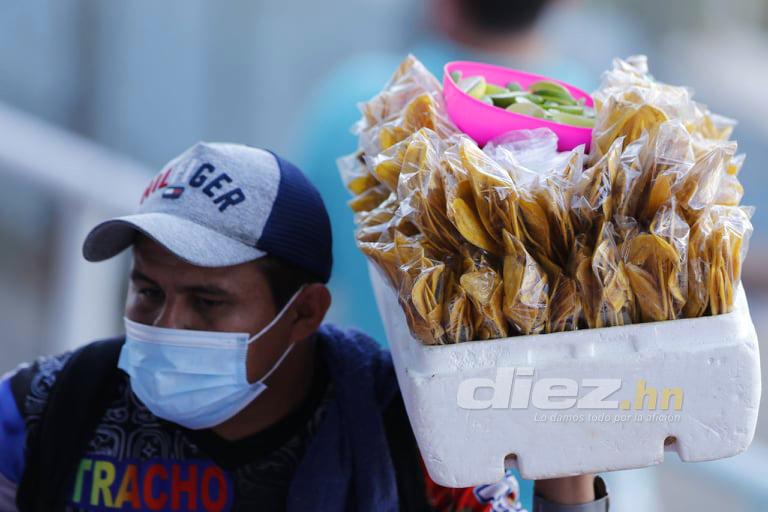 Pelea entre aficionados de Motagua, el saludo entre Vargas y Lavallén y la plática de jugadores de Olimpia y Real España