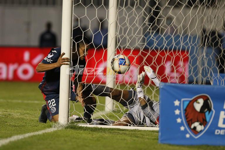 Violencia en las graderías, el extraño look de jugador de Motagua y el cordial saludo entre la Tota y Lavallén