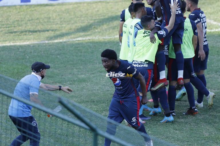 El Yankel Rosenthal se calentó por la goleada: Keosseián se enfrenta con aficionados que también arremeten contra el portero Denovan Torres