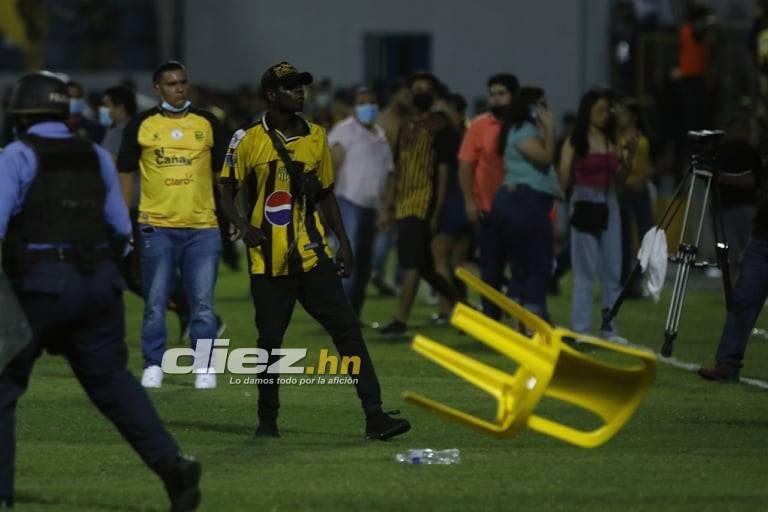 Joven cayó de espaldas al suelo: las otras fotos que no viste del zafarrancho del Real España-Marathón ¡varios policías heridos!