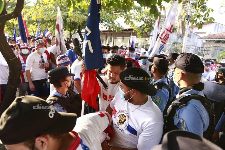 Estrictos controles de seguridad y banderazo: Así se vive la previa del clásico Olimpia - Motagua en el estadio Morazán