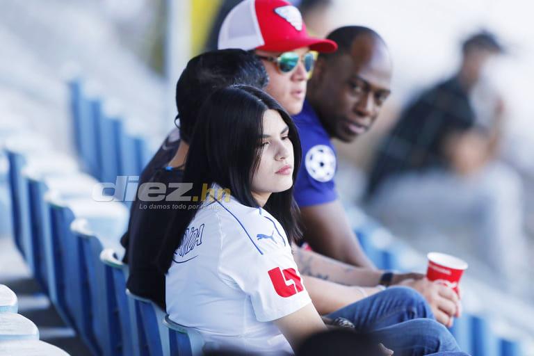 Pelea entre aficionados de Motagua, el saludo entre Vargas y Lavallén y la plática de jugadores de Olimpia y Real España