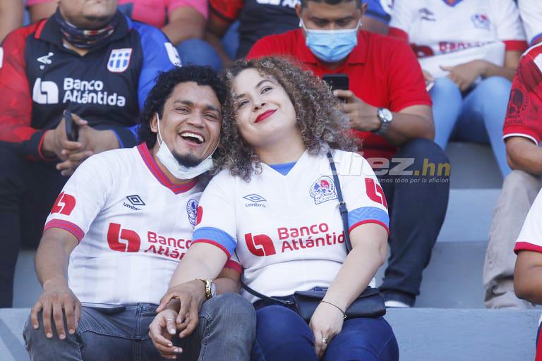 Pelea entre aficionados de Motagua, el saludo entre Vargas y Lavallén y la plática de jugadores de Olimpia y Real España