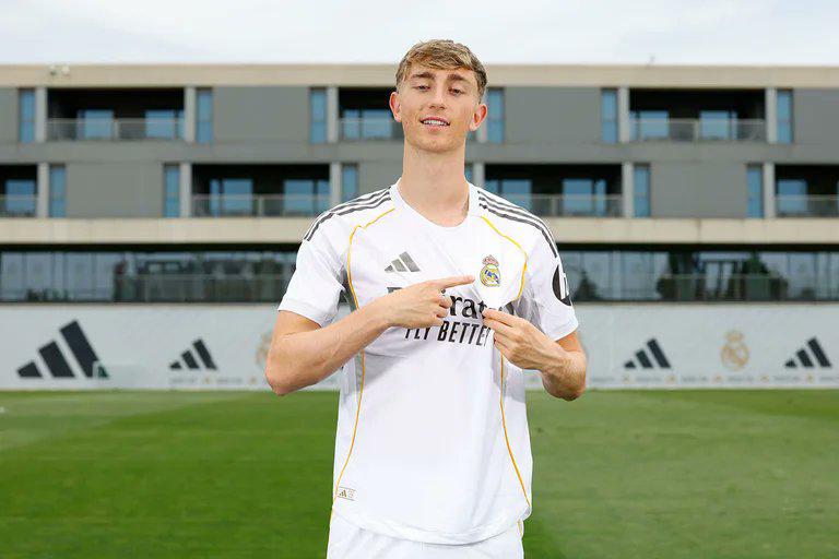Real Madrid presentó a Huijsen: su contrato, el dorsal que eligió y ya es el defensor más caro en la historia del club