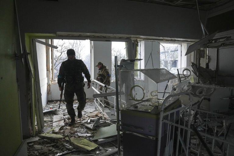 Desgarradoras imágenes: así fue el bombardeo ruso que destruyó un hospital materno-infantil en Ucrania; se reportaron muertos