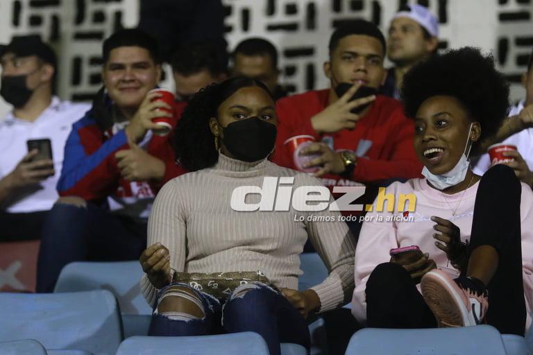 ¡Hermosas chicas y color! La Ceiba se viste de fiesta para el juego juego Vida vs. Olimpia