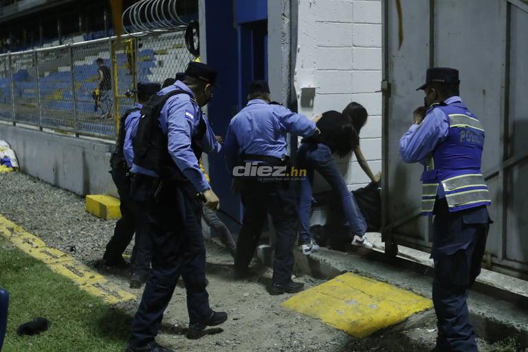 Salvajes: Dramáticas imágenes de aficionados de Real España atacando brutalmente a una mujer en el estadio Morazán