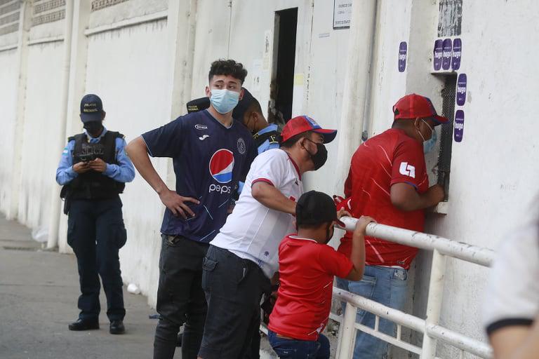 Estrictos controles de seguridad y banderazo: Así se vive la previa del clásico Olimpia - Motagua en el estadio Morazán