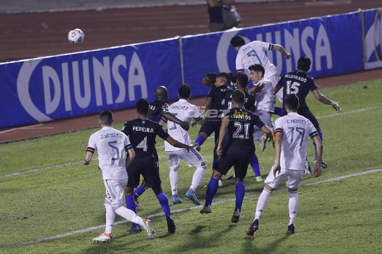 La tristeza de Honduras en su último juego eliminatorio en casa, el intercambio de camisetas y la celebración de México en San Pedro Sula