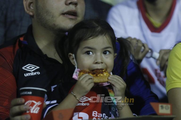Lindas chicas y declaración de amor en el Morazán durante el clásico capitalino Olimpia-Motagua