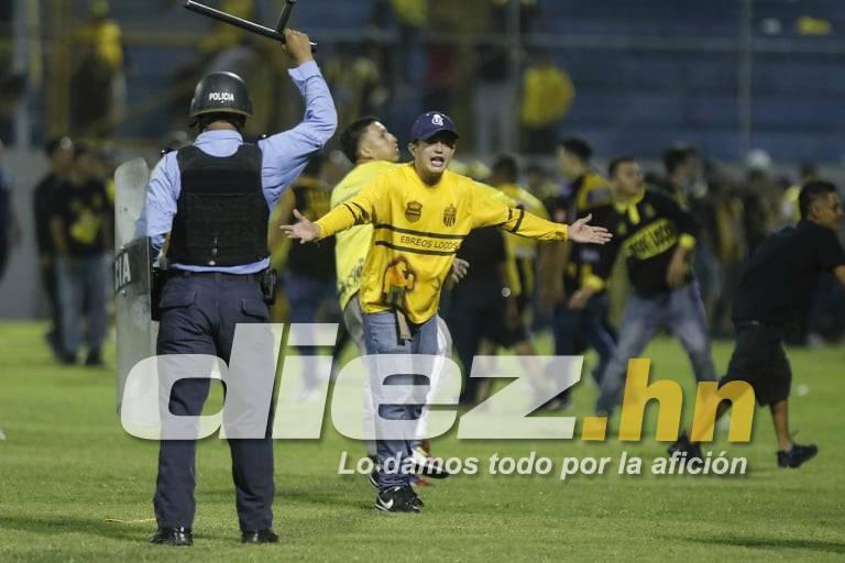Joven cayó de espaldas al suelo: las otras fotos que no viste del zafarrancho del Real España-Marathón ¡varios policías heridos!