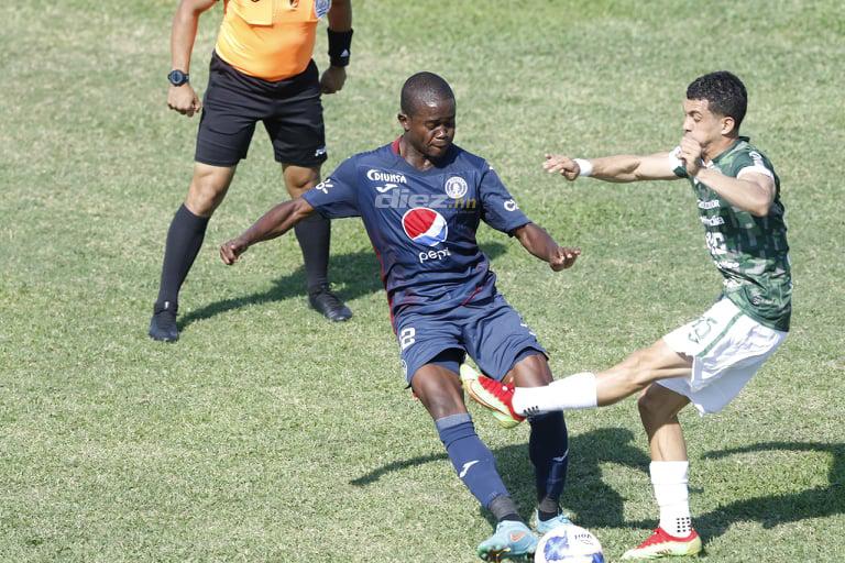 El Yankel Rosenthal se calentó por la goleada: Keosseián se enfrenta con aficionados que también arremeten contra el portero Denovan Torres