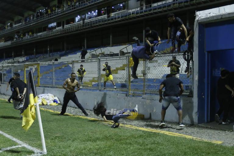 Salvajes: Dramáticas imágenes de aficionados de Real España atacando brutalmente a una mujer en el estadio Morazán