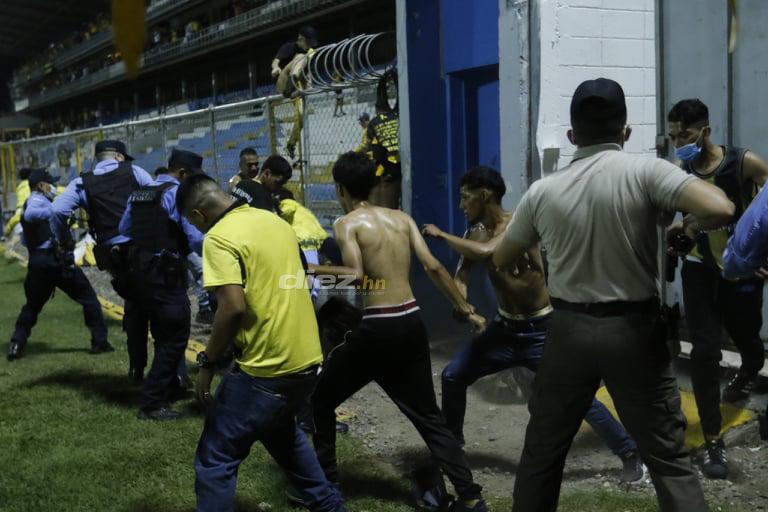 Salvajes: Dramáticas imágenes de aficionados de Real España atacando brutalmente a una mujer en el estadio Morazán