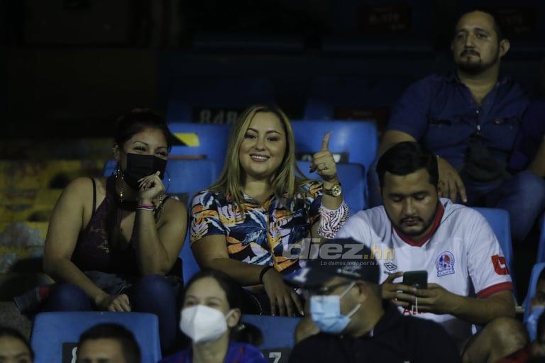 Lindas chicas y declaración de amor en el Morazán durante el clásico capitalino Olimpia-Motagua