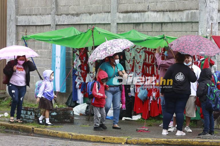 ¡Hermosas chicas y color! La Ceiba se viste de fiesta para el juego juego Vida vs. Olimpia