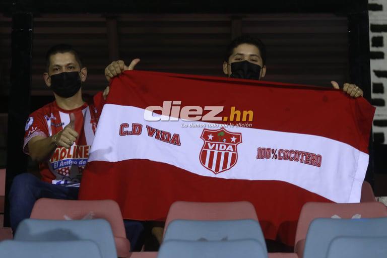 ¡Hermosas chicas y color! La Ceiba se viste de fiesta para el juego juego Vida vs. Olimpia