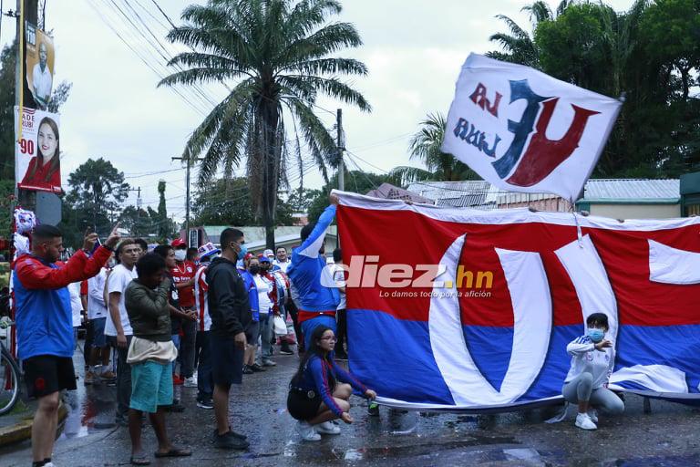 ¡Hermosas chicas y color! La Ceiba se viste de fiesta para el juego juego Vida vs. Olimpia