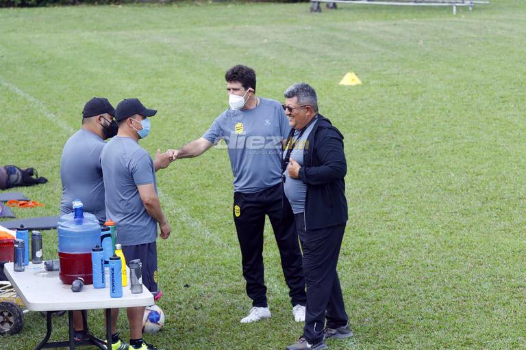 Así fue el primer día de Héctor Vargas con Real España; los ‘regalos’, el café, sus ayudantes y la charla