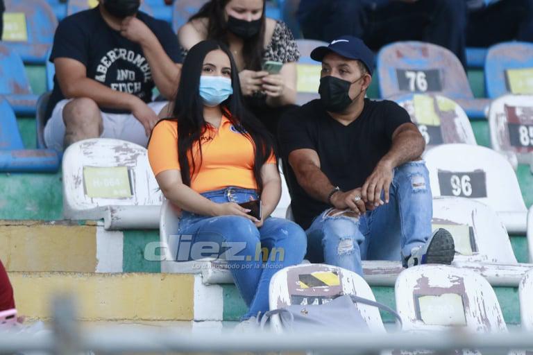 Lindas chicas y declaración de amor en el Morazán durante el clásico capitalino Olimpia-Motagua
