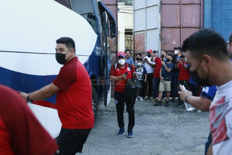 La primera vez de Pablo Lavallén en el Morazán: Así fue llegada de Olimpia al estadio para su debut; hay tres futbolistas positivos de Covid-19